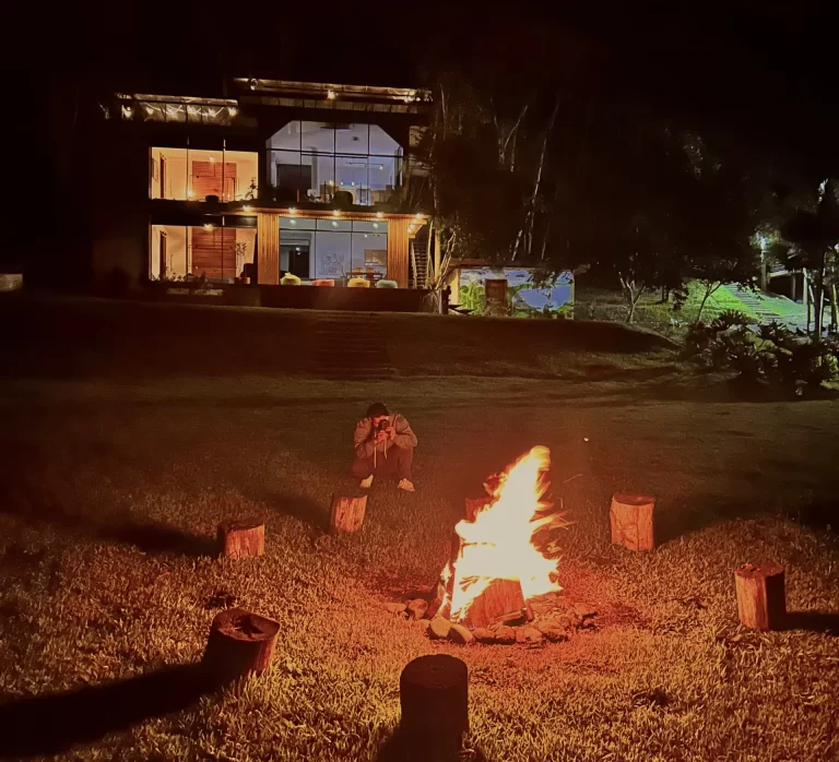 Zona de Fogata: Historias Bajo las Estrellas