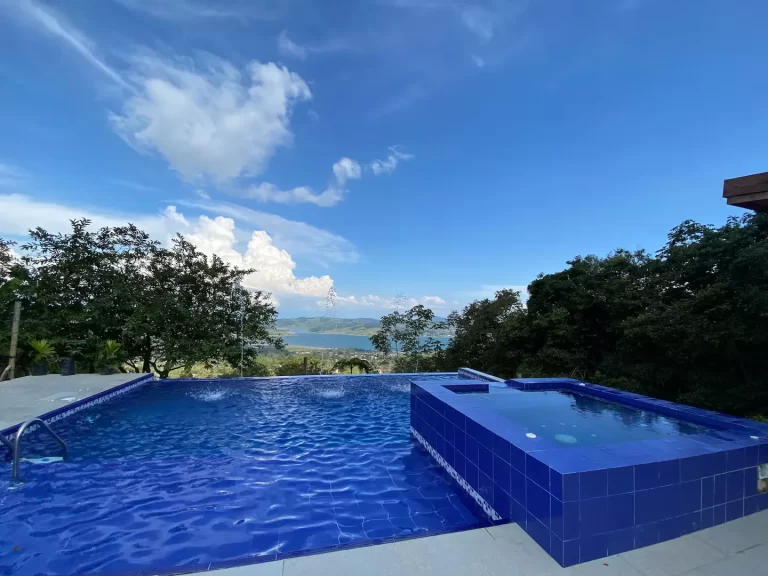 Piscina de Sal Marina: Un Baño de Serenity con Vistas al Lago Calima